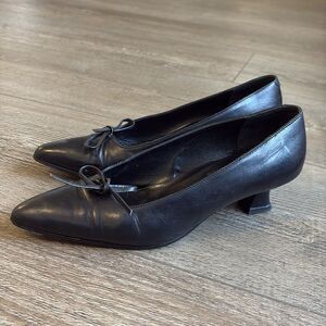 DKNY Donna Karan New York Black Leather Pointed Toe Kitten Heels w Bow Details